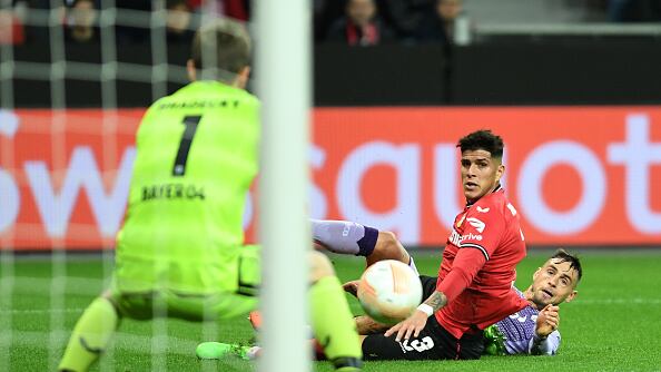 Piero Hincapié con su club el Bayer Leverkusen en el partido ante el AS Mónaco por la Europa League
