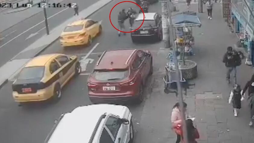 ¡Le cayeron encima! Así asaltaron a una docente que llevaba $5.000 en el sur de Quito