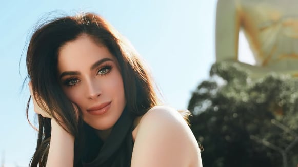 Miss Universo Fatima Bosch bailando música ecuatoriana.