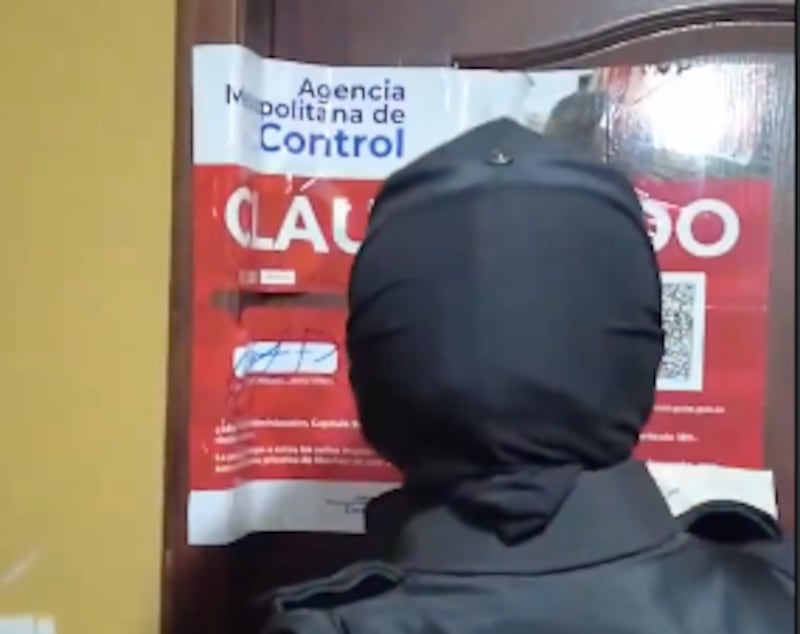 Cerraron otra vez un billar que ocultó sellos de clausura y continuaba vendiendo alcohol al norte de Quito - Fuente: AMC