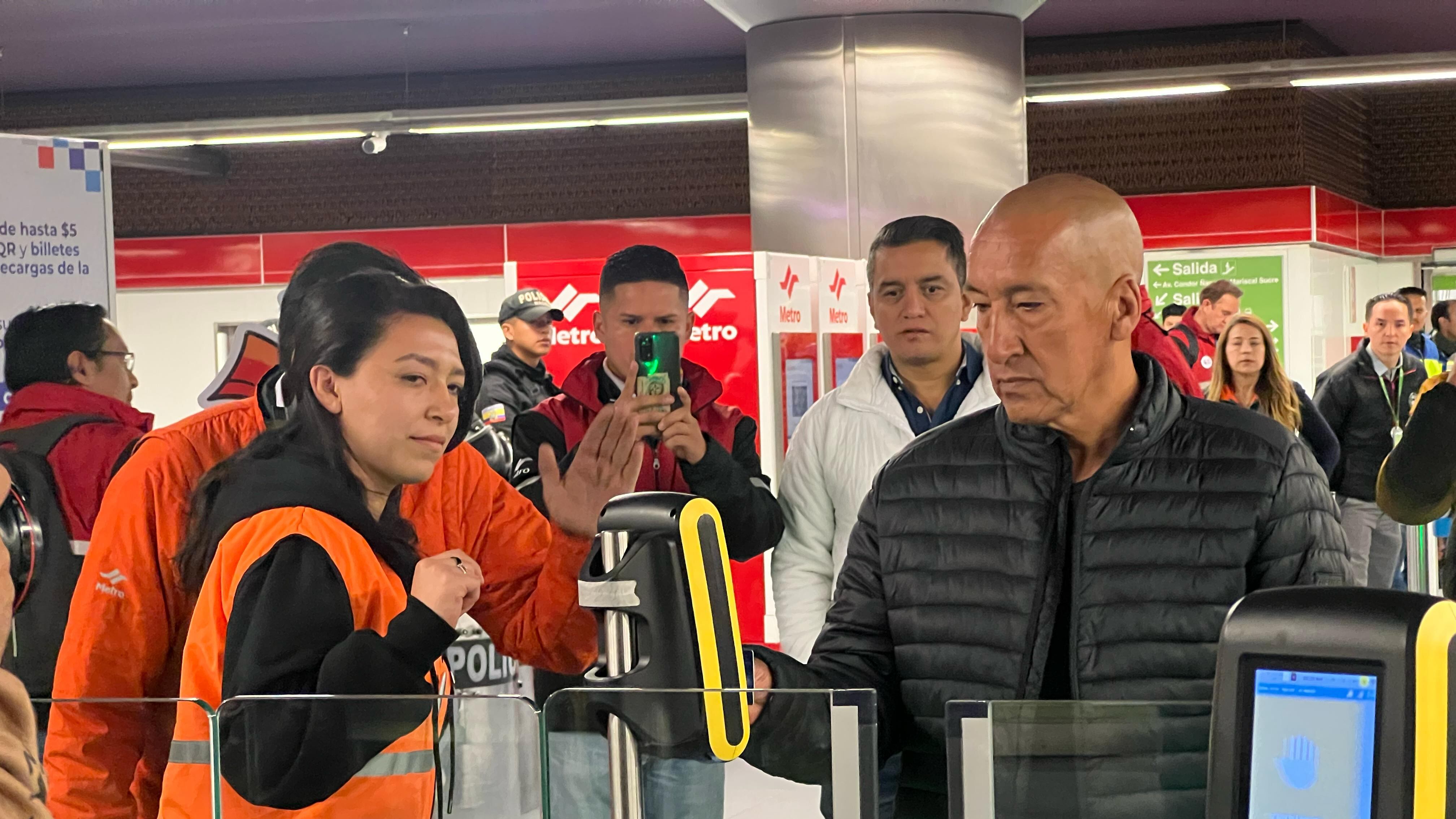 Metro de Quito entró en funcionamiento