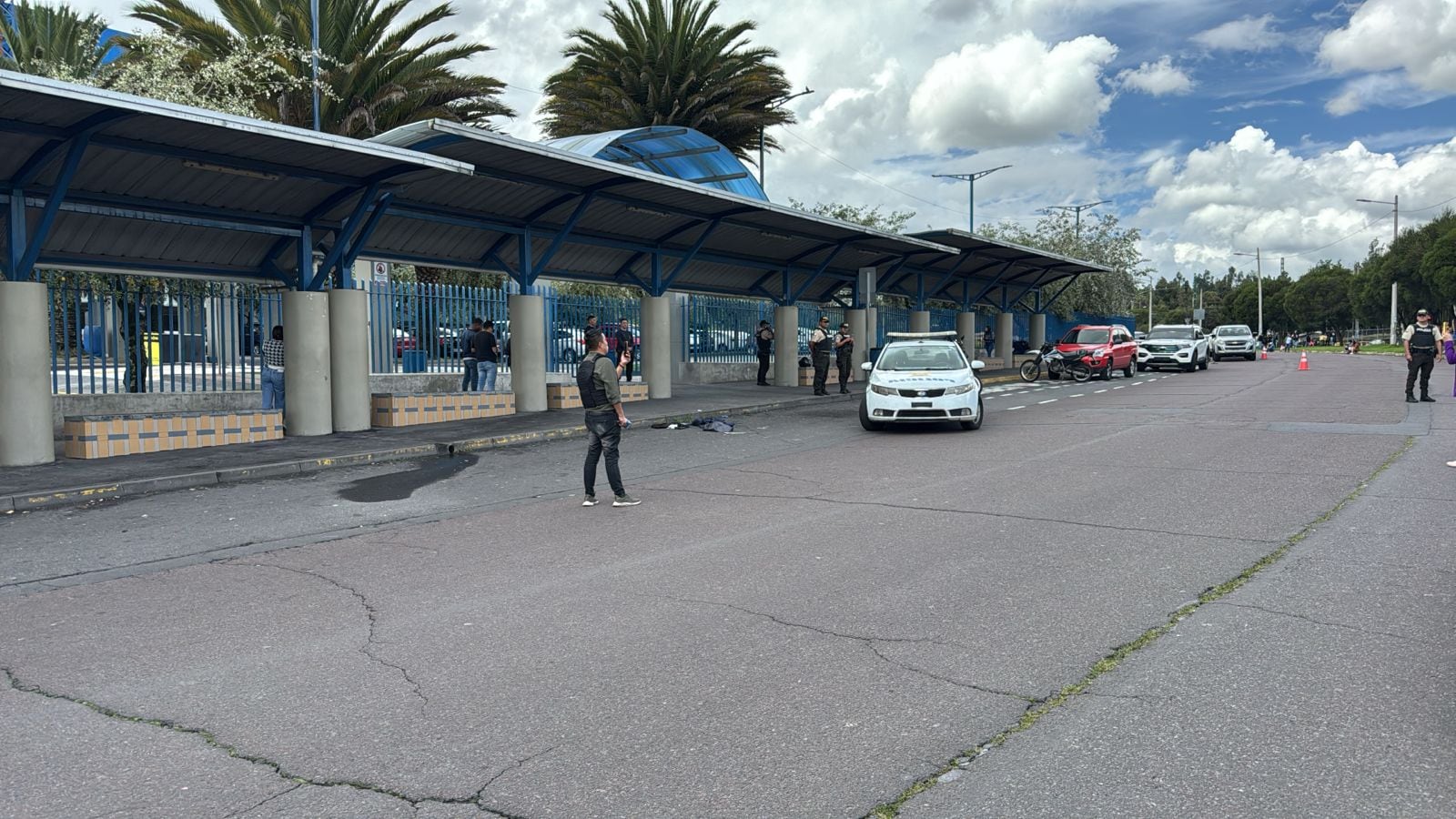 Exteriores del centro comercial donde intentaron robar un blindado, en el sur de Quito