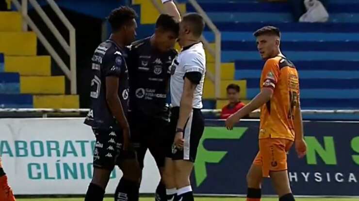 Cabezazo a juez en LigaPro