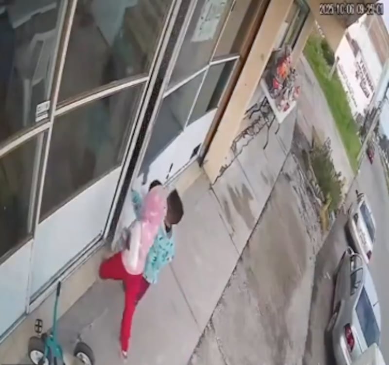 Así captaron las cámaras el momento en que dos niños fueron llevados a la fuerza en Ixtlahuaca