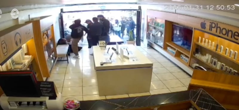 VIDEO: Delincuentes intentan asaltar tienda de celulares en Riobamba y uno termina sometido y golpeado - Fuente: Video de X