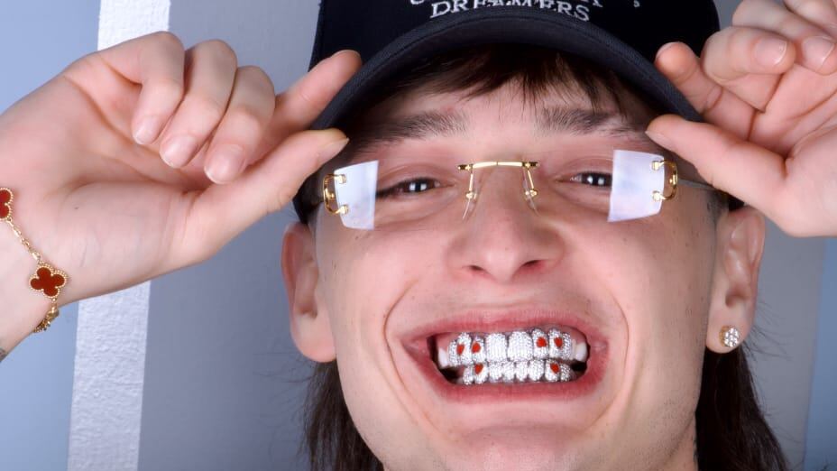 ¿Quién está detrás de la costosa sonrisa de Peso Pluma?