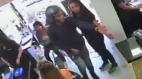 Captan asalto a mano armada en peluquería al norte de Quito - Fuente: Video de X