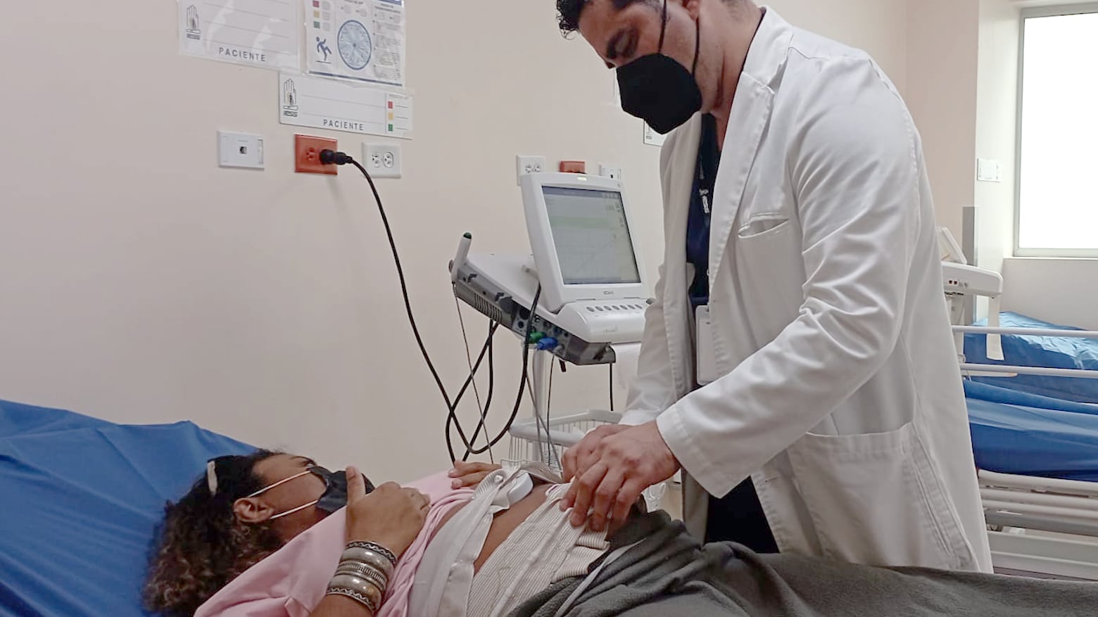 El Dr. Cristhian Unda, jefe del Servicio Gineco-Obstetrico del Hospital del IESS de Los Ceibos, atiende a una de las pacientes del Centro Obstétrico.