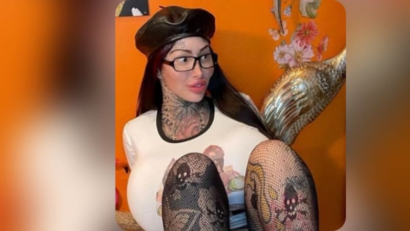 Mary Magdalene, la modelo de OnlyFans que no puede caminar por el tamaño de su pecho.