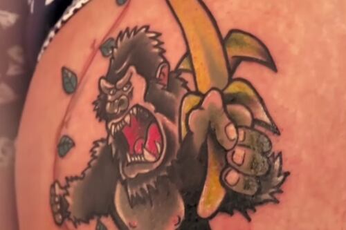 En este programa puedes tatuar lo que quieras en el cuerpo de tu pareja