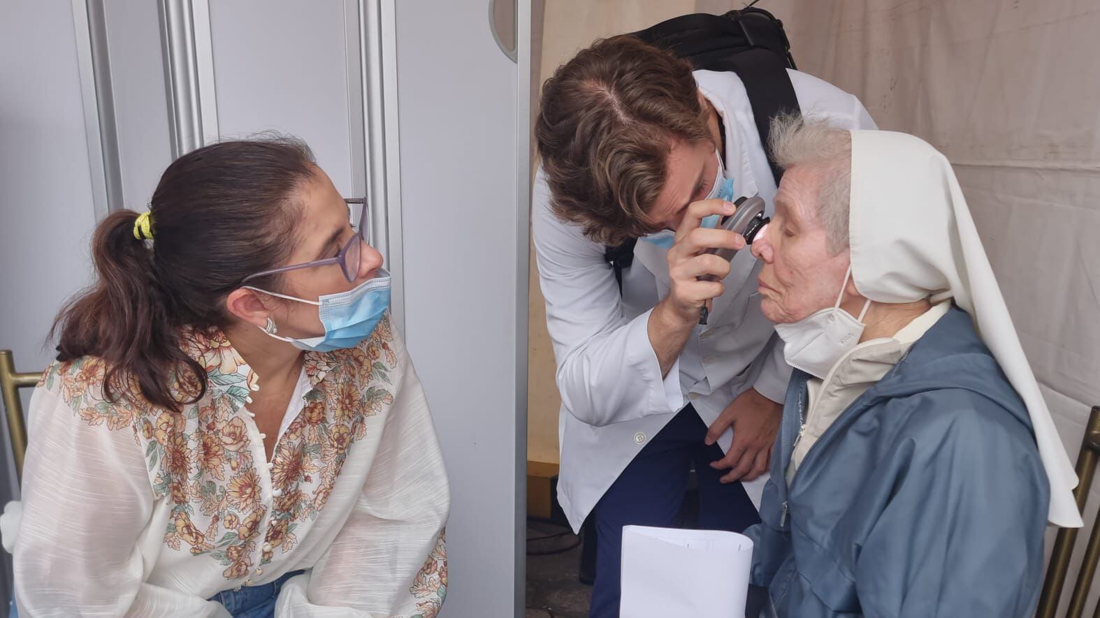 Los asistentes se sometieron a exámenes físicos.