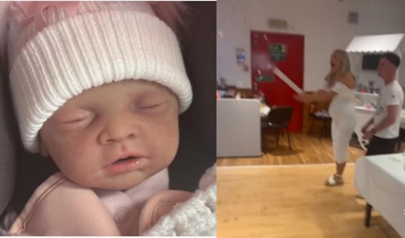 Joven escocesa engaña a su familia con embarazo falso y utilizó una muñeca para sostener la mentira