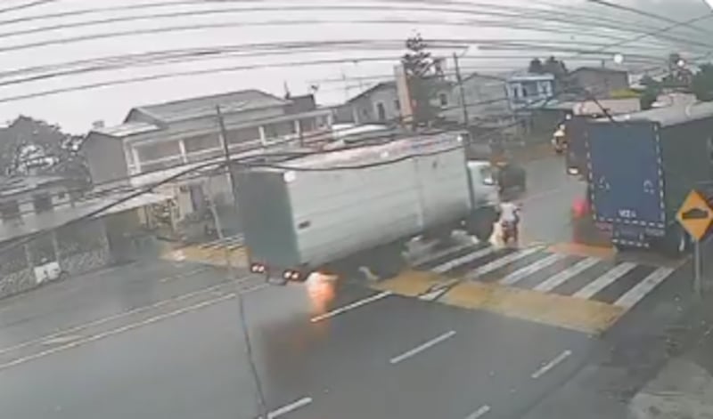 Accidente involucra a conductor de moto eléctrica y transporte pesado.