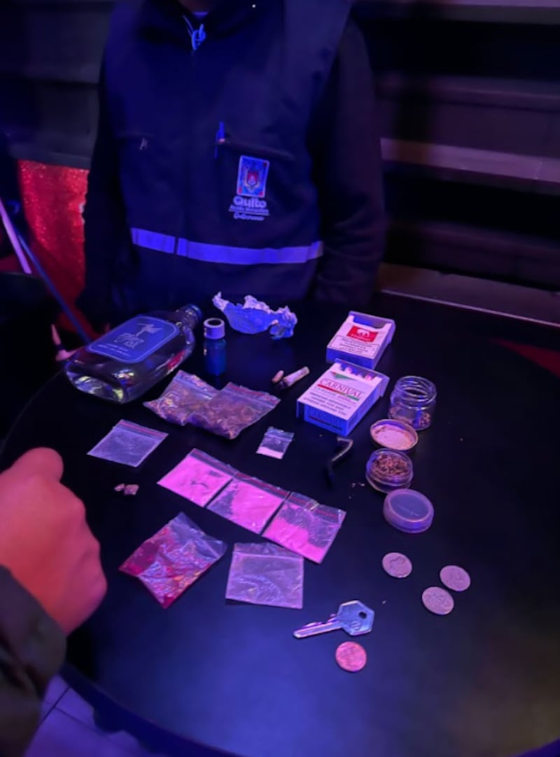 Drogas ocultas en las paredes: intervienen locales en el norte de Quito y hallan marihuana, cocaína y ‘tusi’. Foto: AMC