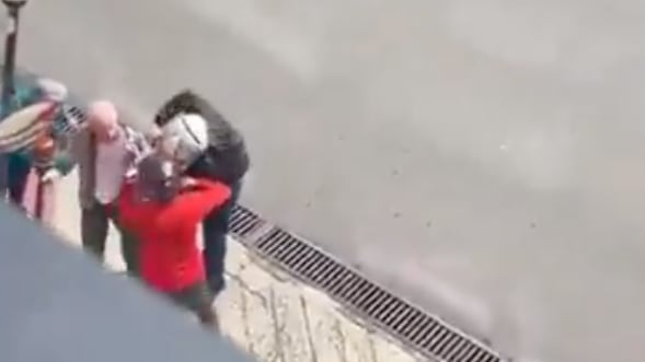 Dos adultos mayores son víctimas de violento asalto en la vía pública