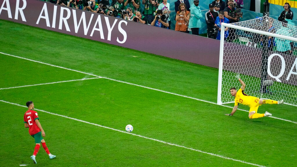 Hakimi marca golazo al estilo panenka y pone en cuartos de final a Marruecos.