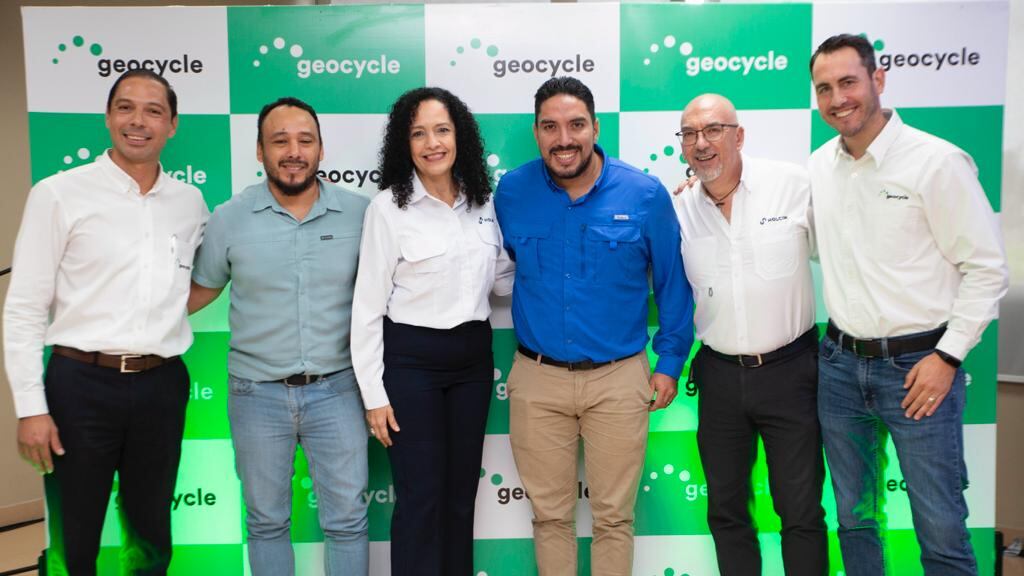 De (i) a (d): Luis Rivas, Gerente de Geocycle; Kenny Bermudes, Analista de Residuos Sólidos; Dolores Prado, CEO Holcim; Daniel Lara, Director de Gestión Ambiental; Patricio Jarrín, Gerente de Comunicación y Relaciones Públicas; y, Sven Ritschard, Director General de Geocycle Latinoamérica