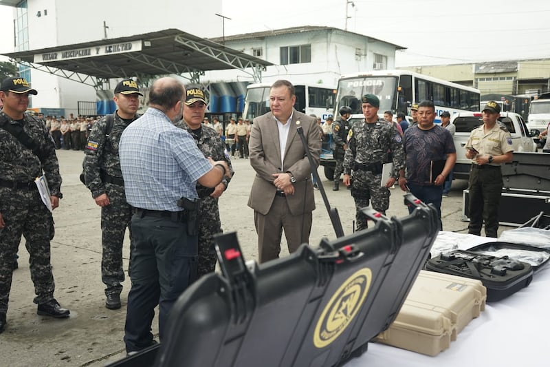En Guayaquil y la comuna Zapotal la Policía detiene a dos personas en posesión de armas de fuego y medios tecnológicos