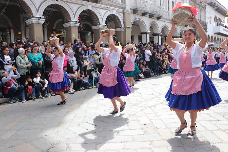 Desfile estudiantil por las fiestas de Cuenca