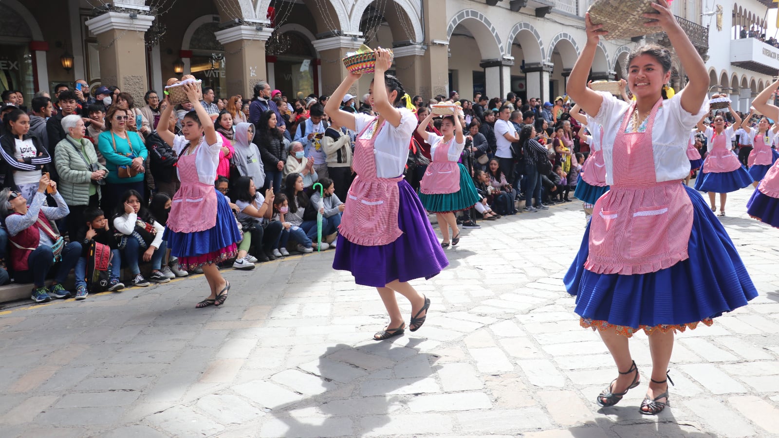 Desfile estudiantil por las fiestas de Cuenca