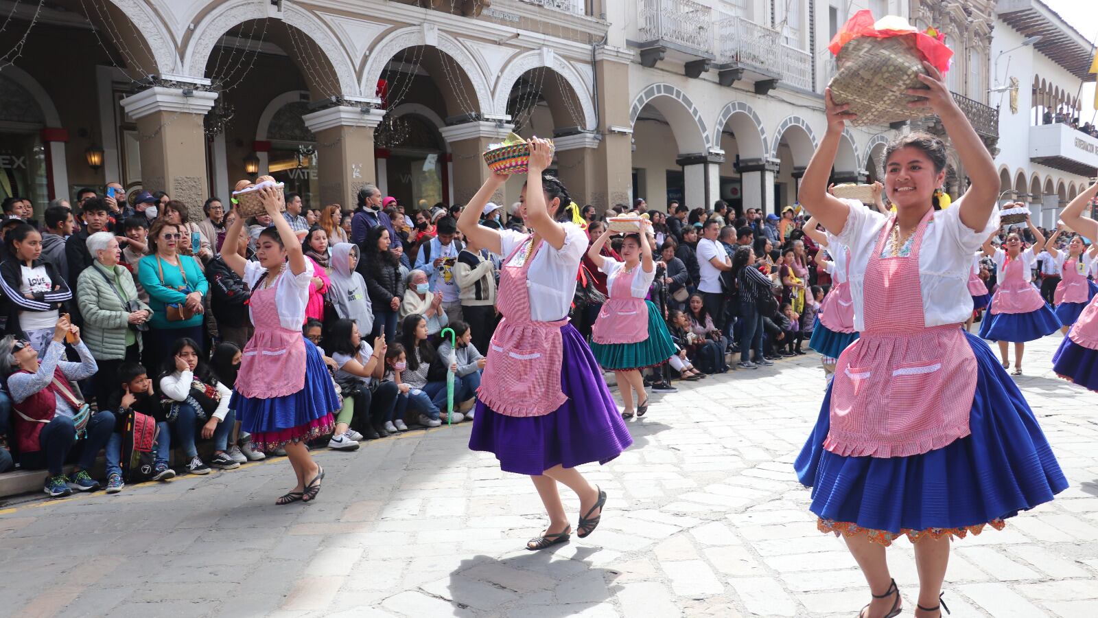 Desfile estudiantil por las fiestas de Cuenca