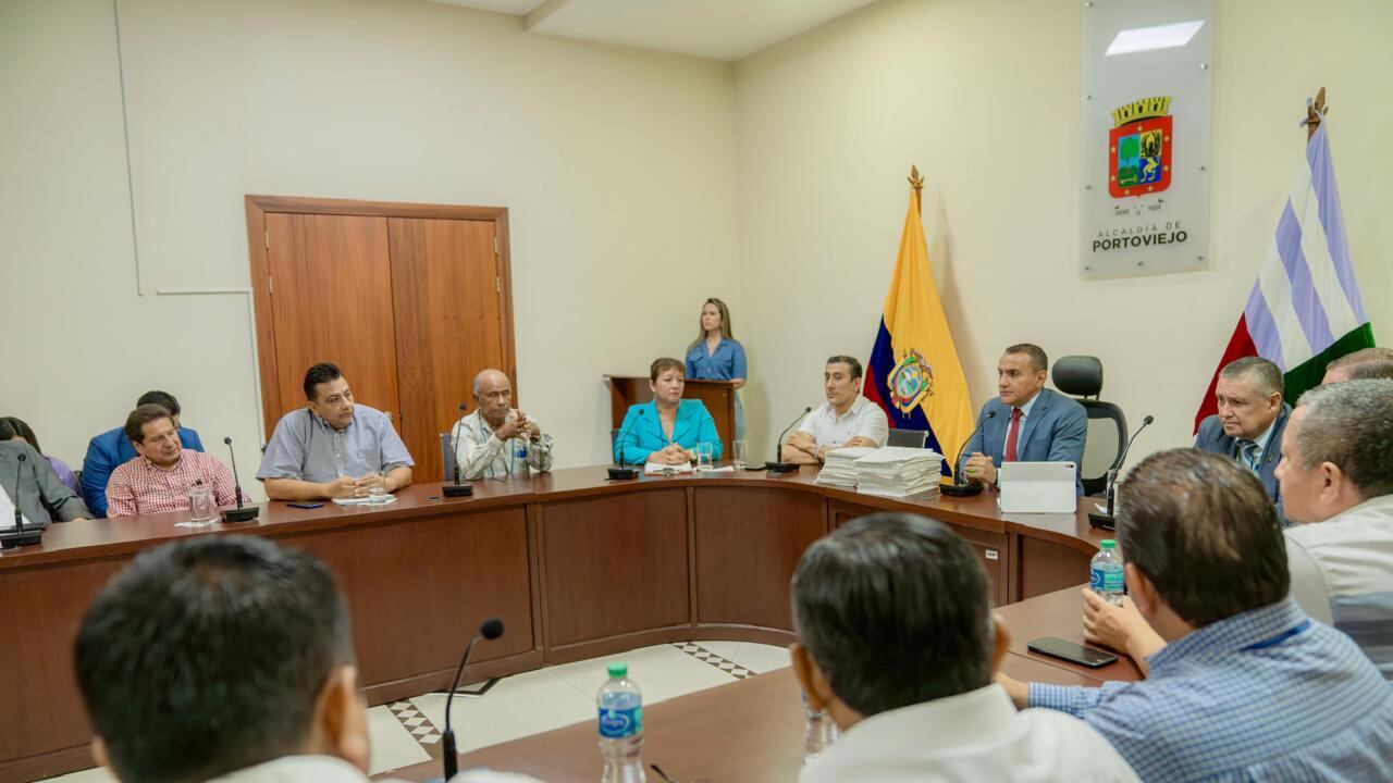Ciudadanos entregaron al alcalde de Portoviejo, Javier Pincay, 60 mil firmas recolectadas en apoyo al nuevo proyecto.