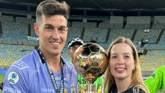 Agustín García Basso, jugador del Independiente del Valle, junto a su esposa