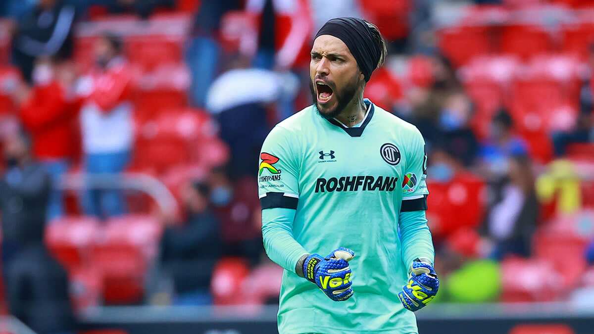 Alfredo Saldívar, exportero de los Pumas, abrió su perfil de OnlyFans con su esposa, con quien tiene una relación swinger.