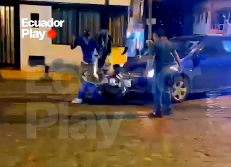 Estudiante fue apuñalado durante riña callejera en el parque de Alangasí, en Quito.