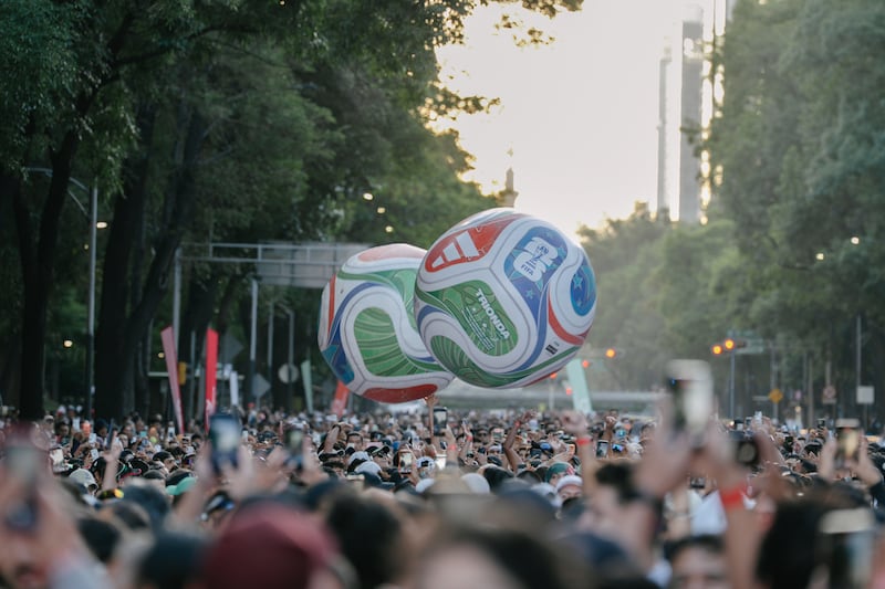 Familias, corredores y aficionados al futbol tomaron las calles de la capital para celebrar la cuenta regresiva hacia el Mundial 2026 en una jornada marcada por la unión, la energía y la pasión por el deporte.