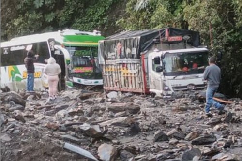 Deslizamiento en la vía Gualaceo-Limón deja vehículos atrapados