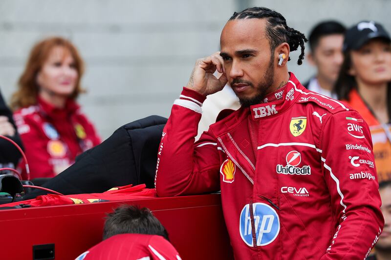 Ferrari fue blanco de críticas por descalificación de Lewis Hamilton.
