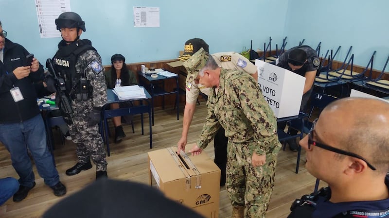 El Jefe del Comando Conjunto de las Fuerzas Armadas y el Comandante General de la Policía votaron juntos.