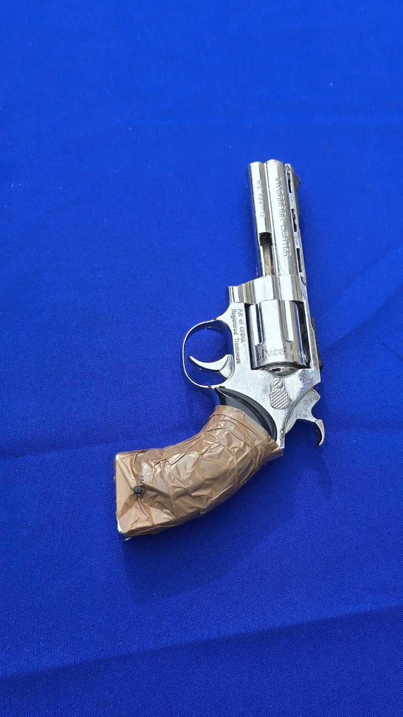 Encuentran revolver a estudiante tras riña en exteriores de colegio en Quito