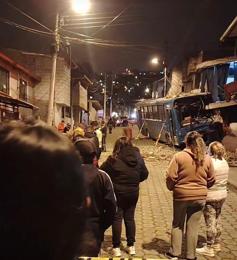 Accidente de bus en Quito deja una persona fallecida.