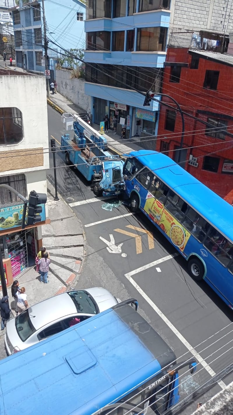 Accidente entre un bus y un camión de la Empresa Eléctrica