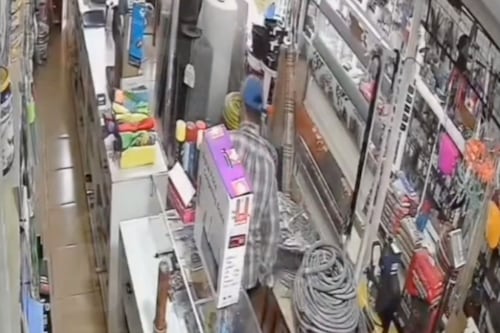 VIDEO: sujetos armados ejecutaron violento asalto en una ferretería en el Valle de los Chillos, en Quito