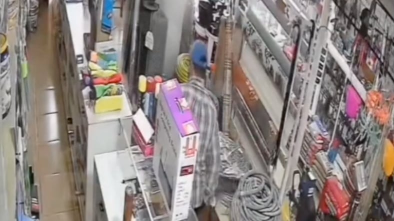 VIDEO: sujetos armados ejecutaron violento asalto en una ferretería en el Valle de los Chillos, en Quito