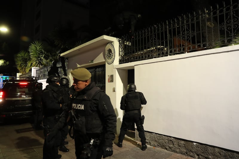 Integrantes de un cuerpo élite de la Policía ecuatoriana irrumpen en la Embajada de México para detener al exvicepresidente Jorge Glas