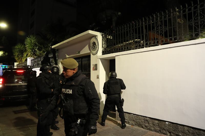 Integrantes de un cuerpo élite de la Policía ecuatoriana irrumpen en la Embajada de México para detener al exvicepresidente Jorge Glas