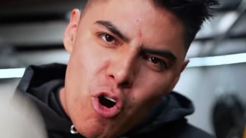 Kike Jav reta a Iván Triviño.