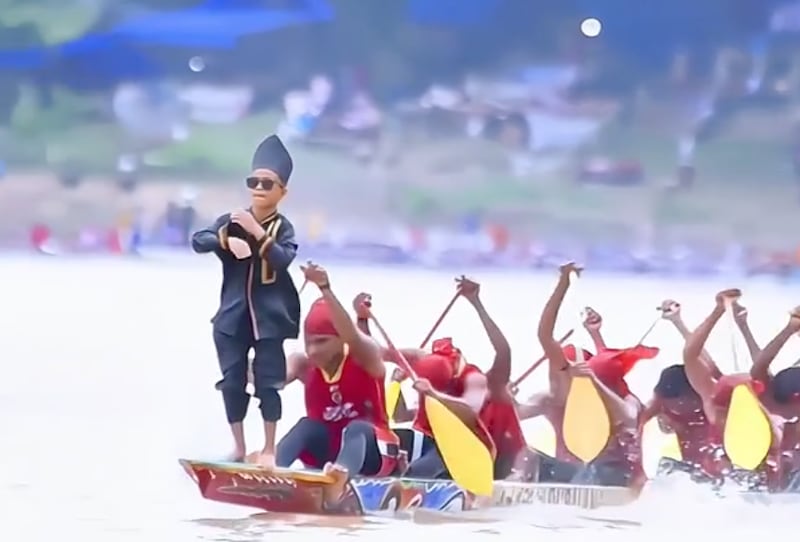 El niño que se volvió viral bailando en una canoa