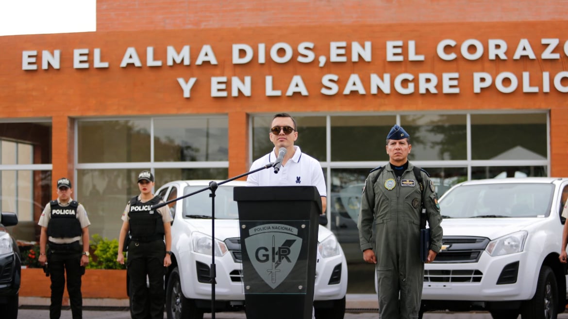 Daniel Noboa durante la ceremonia en la que se entregaron 139 camionetas nuevas y operativas para la Policía Nacional, en Manta.
