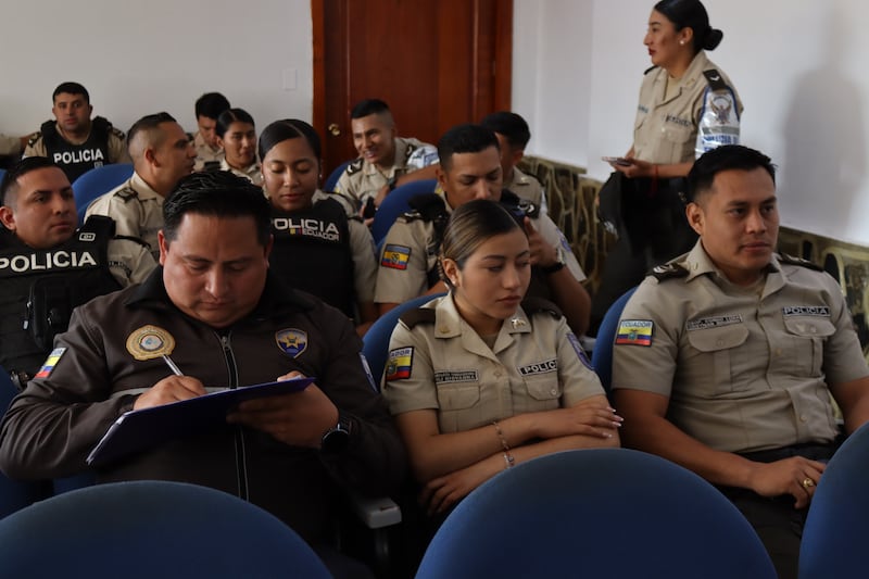 Más de 3.400 policías y militares garantizarán seguridad en Azuay durante el Referéndum 2025.