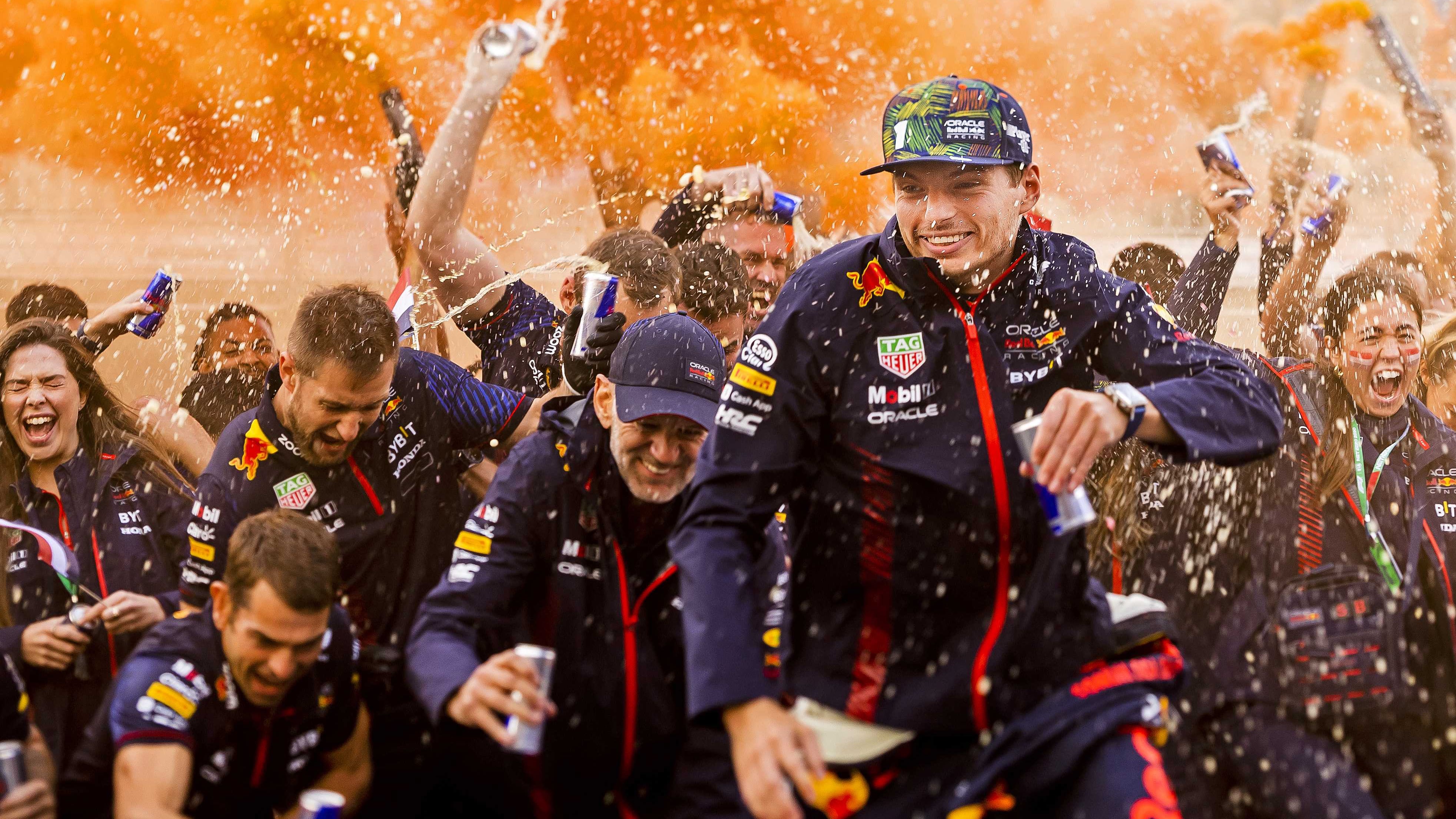 Zandvoort (Países Bajos), 27/08/2023.- El piloto holandés Max Verstappen celebra junto a sus compañeros de equipo, el triunfo delante de todos los fans de Países Bajos. (Fórmula Uno, Países Bajos; Holanda) EFE/EPA/Remko de Waal