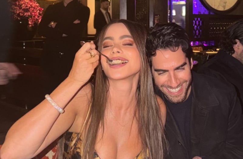 La actriz colombiana comparte románticas imágenes con Douglas Chabbott