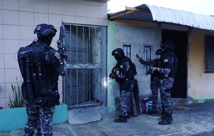 Guayaquil, viernes 07 de marzo del 2025
Policías y militares resguardan el sector de Socio Vivienda, dónde ayer hubo una masacre que deja hasta ahora 22 muertos y 6 heridos.
Fotos: César Muñoz/API