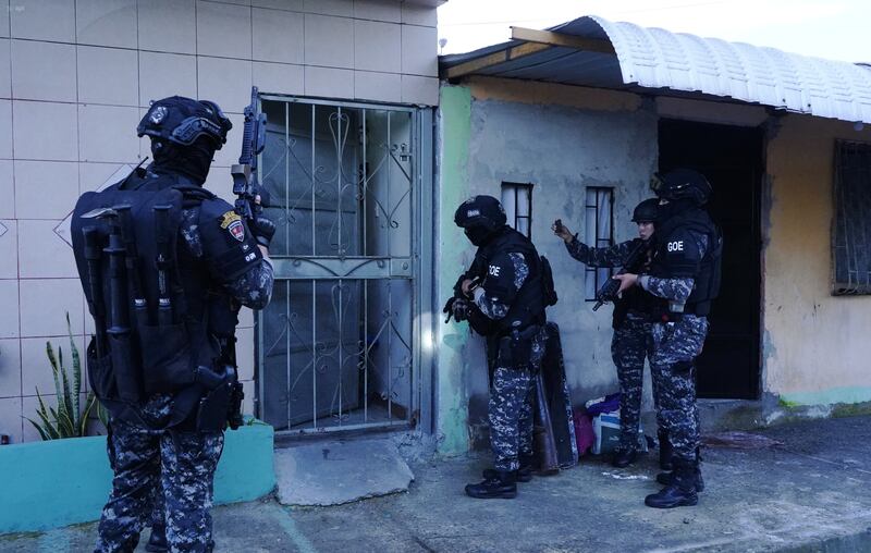 Guayaquil, viernes 07 de marzo del 2025
Policías y militares resguardan el sector de Socio Vivienda, dónde ayer hubo una masacre que deja hasta ahora 22 muertos y 6 heridos.
Fotos: César Muñoz/API