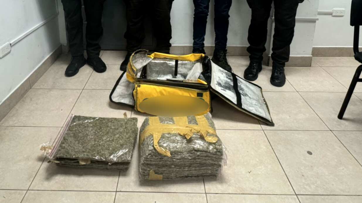 Supuesto repartidor llevaba en su maleta grandes paquetes con presunta droga