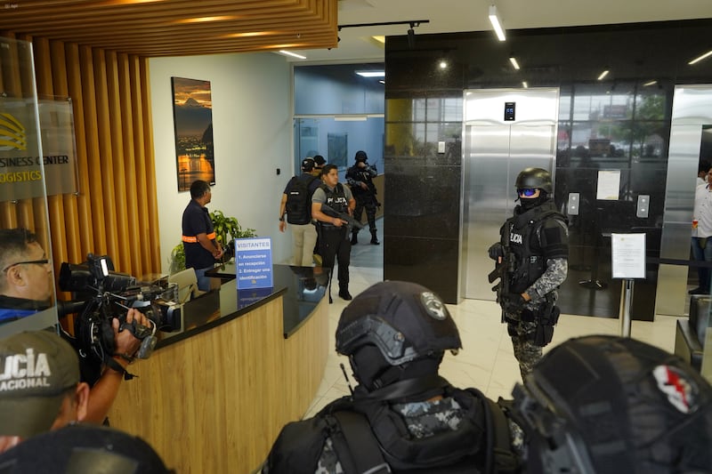 El Ministro del Interior Jhon Reimberg junto al comandante de la Policía Pablo Davila encabezaron un operativo dónde se intervino en varias entidades municipales con actividad de tránsito del cantón Durán
Fotos: César Muñoz/API